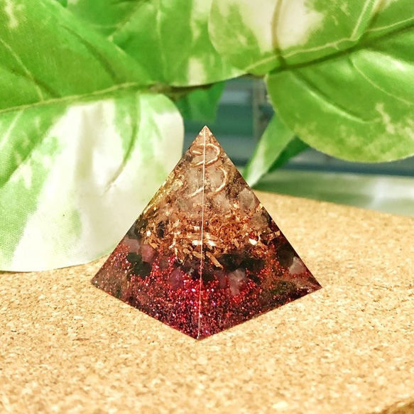 [生命力UP] ミニピラミッド型オルゴナイト  ドラゴン　ガーネット&ピンクトルマリン 3枚目の画像