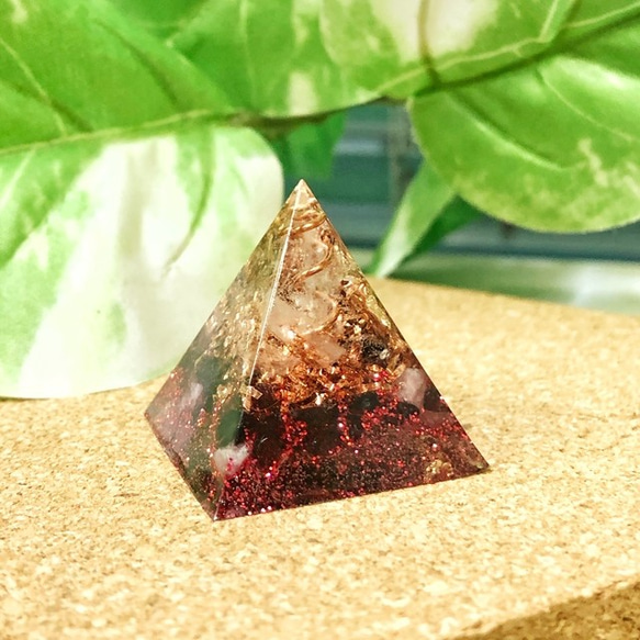 [生命力UP] ミニピラミッド型オルゴナイト  ドラゴン　ガーネット&ピンクトルマリン 4枚目の画像