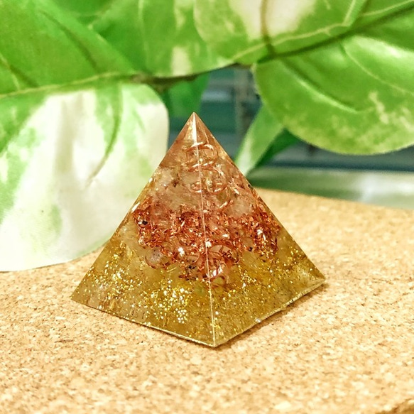 ミニピラミッド型オルゴナイト  ドラゴン　シトリン&ルチルクォーツ 3枚目の画像