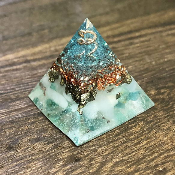 ミニピラミッド型オルゴナイト アクアマリン＆アパタイト 2枚目の画像