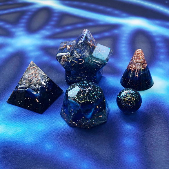 【めぐりん】５種類ミックスのバステト形オルゴナイト☆他３点 光る ピラミッド オルゴナイト クリスタル LED 照明台 幻想的