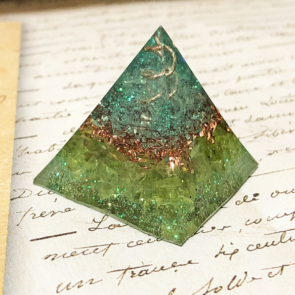 ミニピラミッド型オルゴナイト ペリドット 4枚目の画像