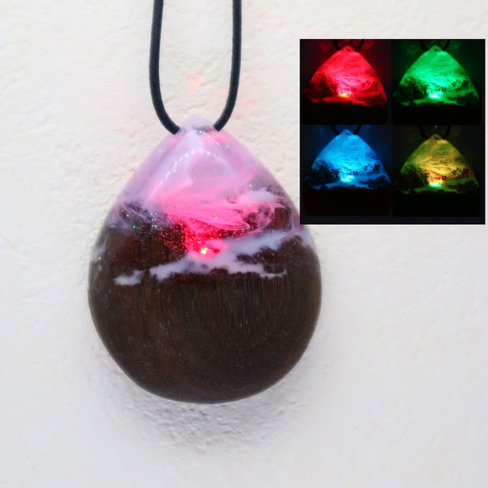 PR24　木・レジン・LEDの光の色が変わるペンダント（ウォールナット）