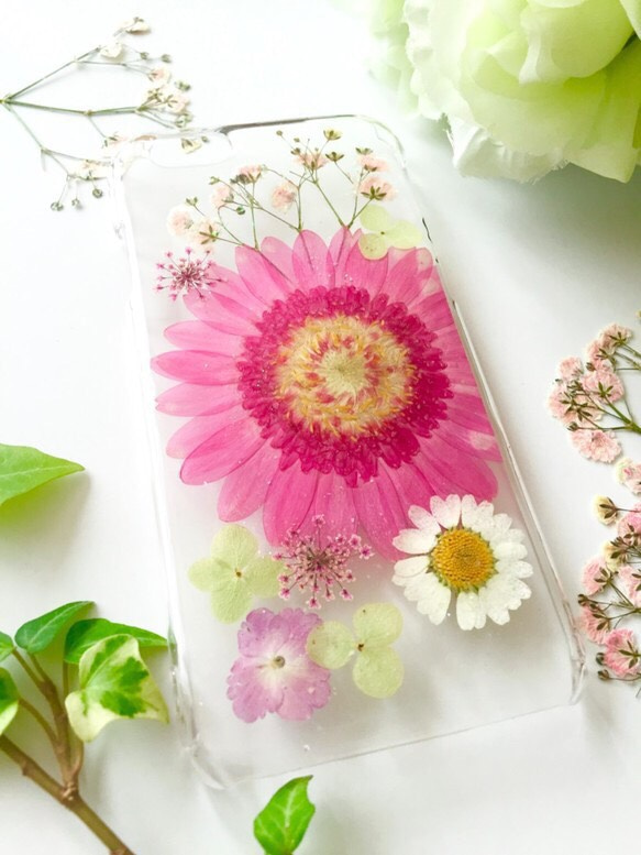 【iPhone6plus/6s plus専用】春待ちガーベラの押し花スマホケースver.2 1枚目の画像