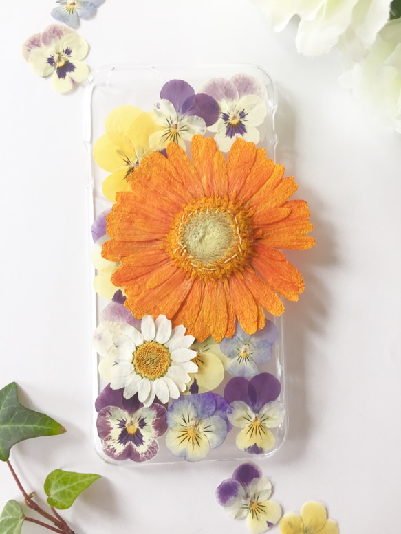 【再販】オレンジガーベラの押し花スマホケース 2枚目の画像