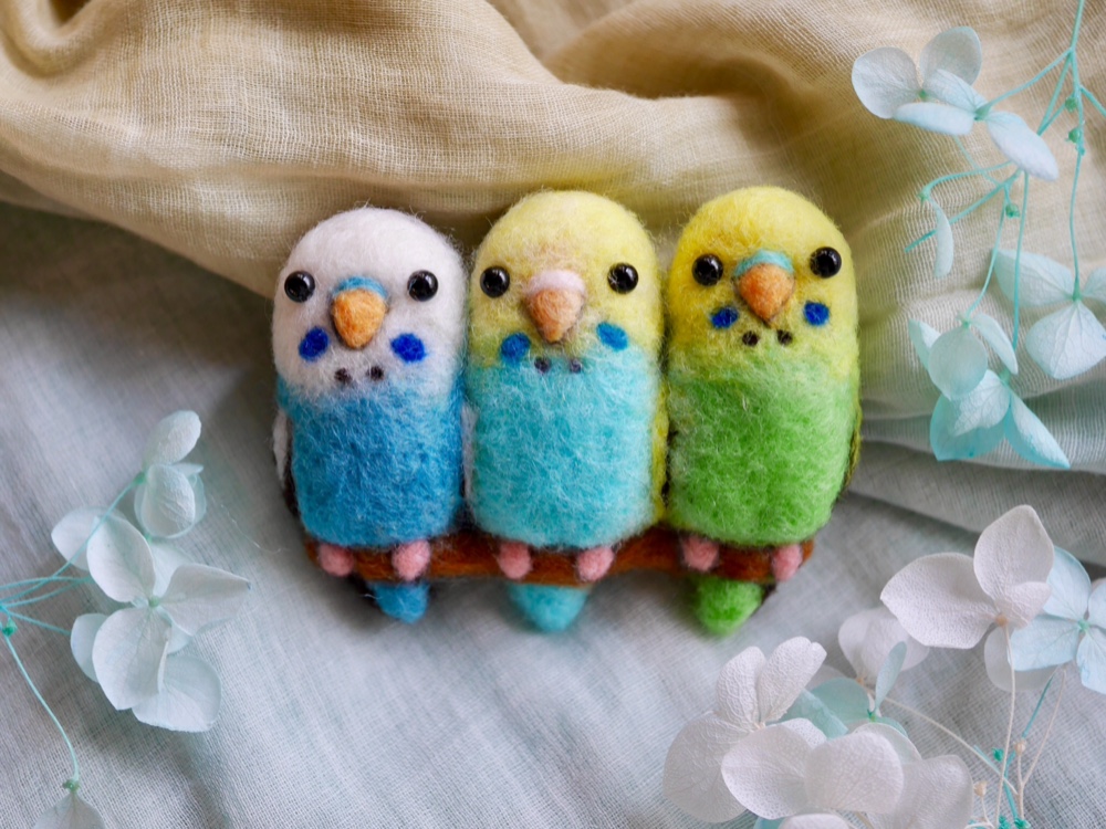前向き♪セキセイインコ3羽の羊毛フェルトブローチ 羊毛
