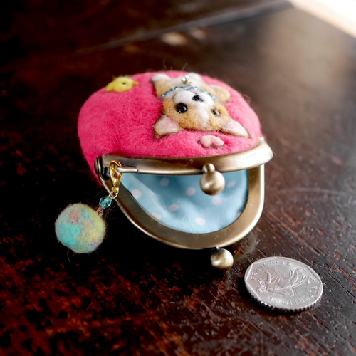 にっこりコーギーの小さな羊毛フェルトがま口 がま口 インコとワンコ