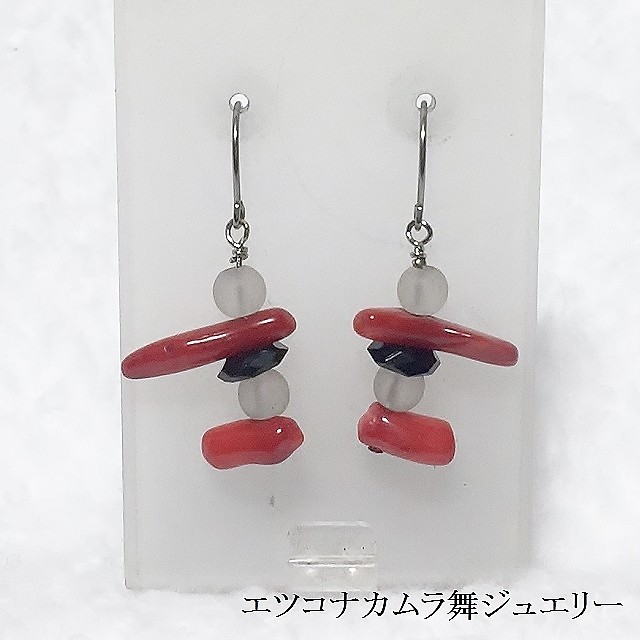 染の細枝珊瑚、カットオニキス、マット水晶ピアスNo.12 4,620円