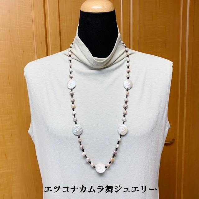 平たい淡水パールのロングネックレス