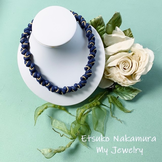 藍＆イエローのマクラメ編みネックチョーカ