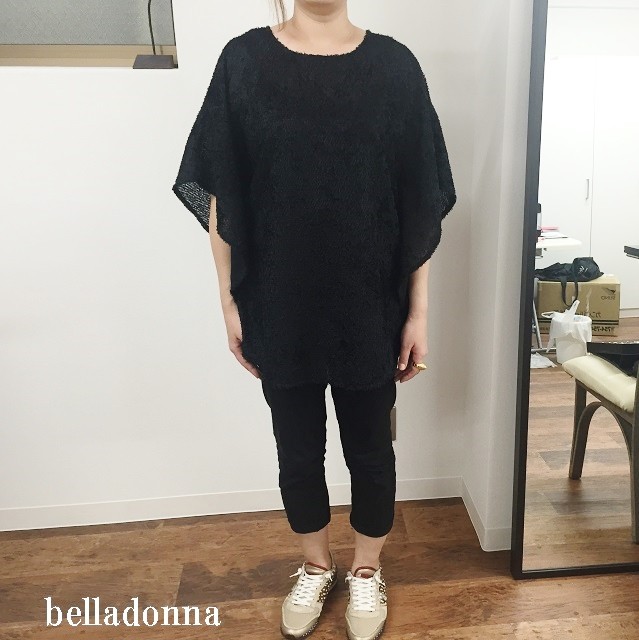 一年中着れるケープ風ブラウス