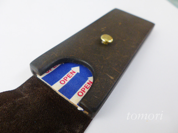 tomori の絆創膏携帯用こばこ（革ひもなし）　こげ茶 3枚目の画像
