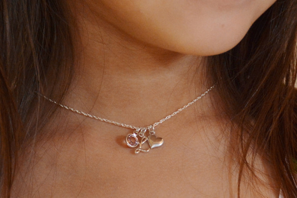 イニシャルと誕生石のネックレス。小さな女の子へのプレゼント 4枚目の画像