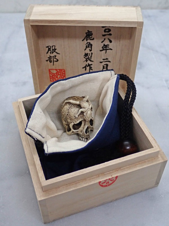在銘 髑髏作家服部【泡末夢幻】鹿角製 髑髏根付 巾着+根付紐+共箱 野晒 髑髏に蛙 骷髅 どくろ skull スカル 彫刻 髑髏作家服部  通販｜Creema(クリーマ) 5636454