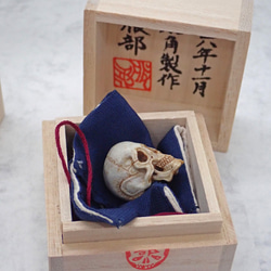 在銘 髑髏作家服部　鹿角製 髑髏根付（中）C 布袋+共箱 野晒 髑髏 骷髅 骸骨 skull netsuke スカル 1枚目の画像