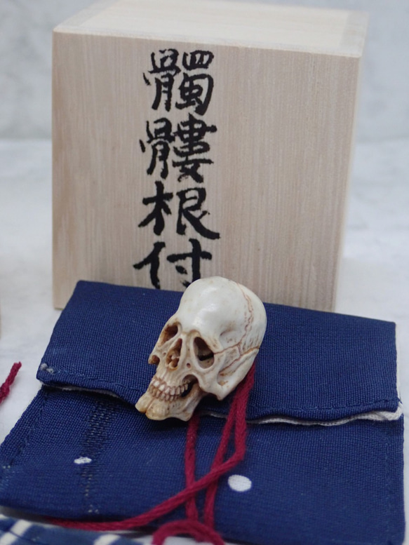 在銘 髑髏作家服部　鹿角製 髑髏根付（中）C 布袋+共箱 野晒 髑髏 骷髅 骸骨 skull netsuke スカル 2枚目の画像
