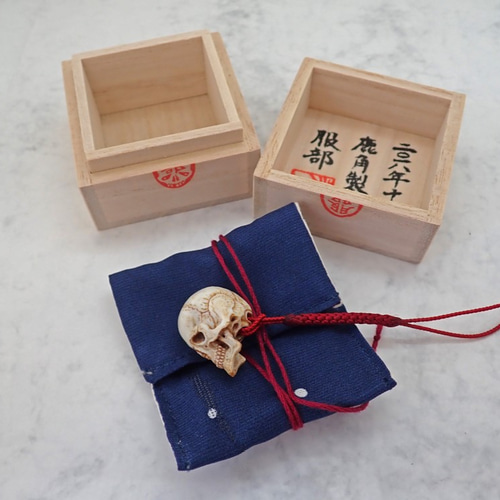 在銘 髑髏作家服部 鹿角製 髑髏根付(中)C 布袋+共箱 野晒 髑髏 在銘 髑髏作家服部 鹿角製 髑髏根付(中)C 布袋+共箱 野晒 髑髏