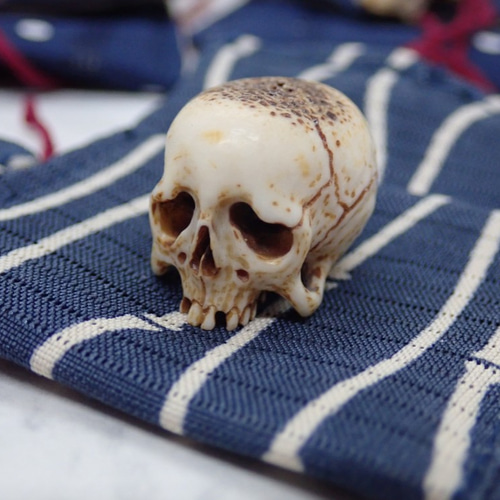 ◇ Netsuke 時代 根付 髑髏 提げ物 緒締玉 ドクロ 在銘 しゃれこうべ Yahoo!オークション - 【野晒し 髑髏 提げ物】ドクロ 小根付