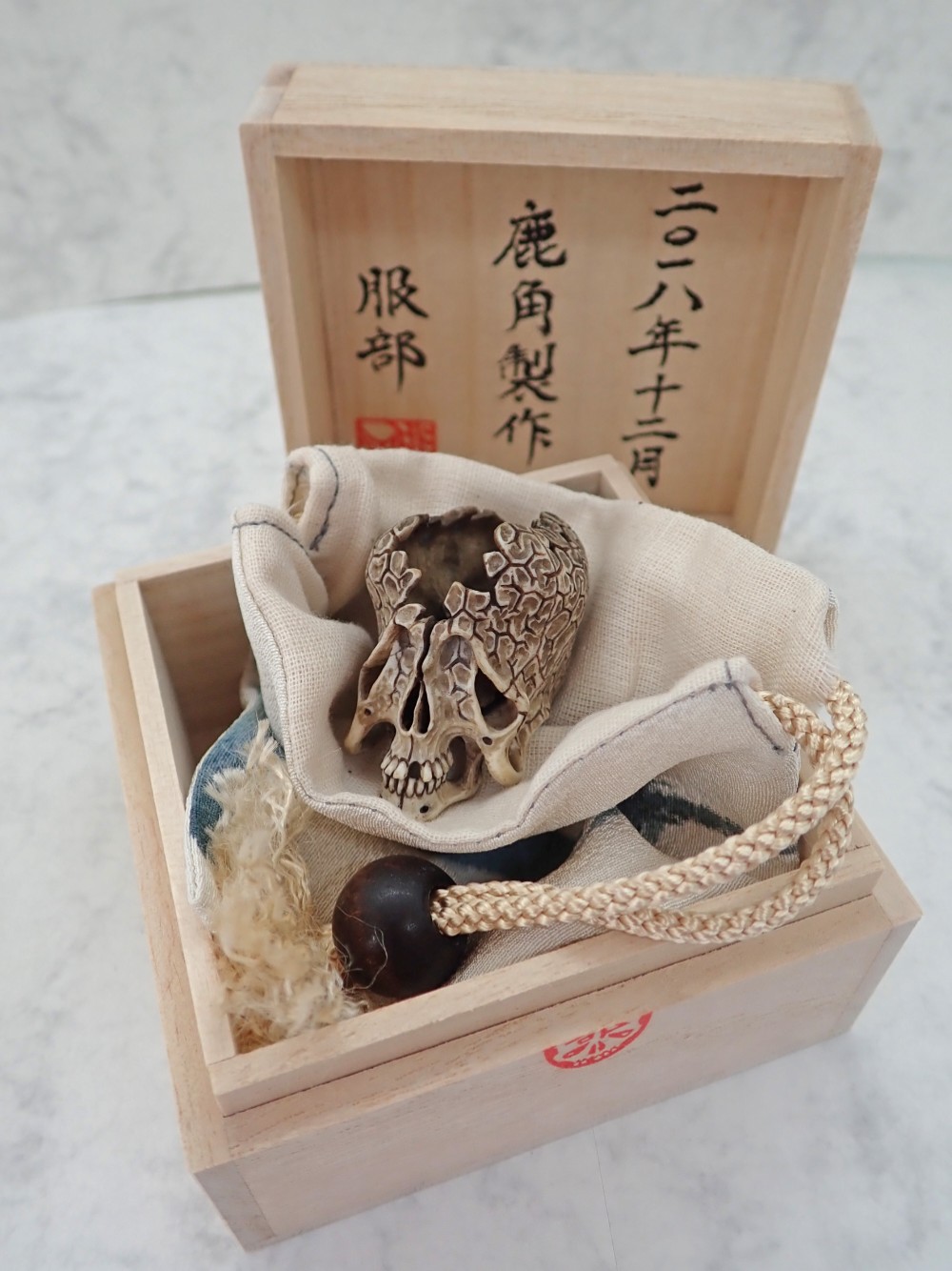 木彫骸骨図筒提煙草入　木彫骸骨図無双筒　木製緒締　石州煙管　在銘　野晒し　髑髏 木彫骸骨図筒提煙草入　木彫骸骨図無双筒　木製緒締　石州煙管　在銘　野晒し　髑髏