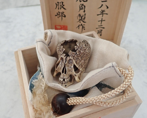 在銘 髑髏作家服部 【永永無窮】鹿角製髑髏彫刻 巾着+共箱 野晒