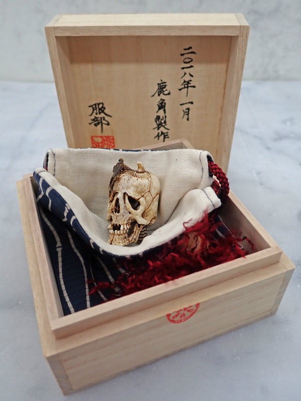 ゴシックホラー 彫刻台座が 曲芸師の骸骨 支えるサイド・テーブル スカル彫像/ ホーンテッド (彫像) ゴシックホラー 彫刻台座が 曲芸師の骸骨 支えるサイド・テーブル スカル彫像/ ホーンテッド (彫像)
