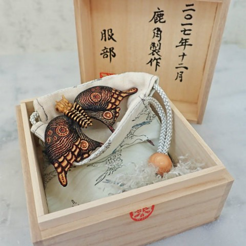 在銘 髑髏作家服部 蛾髑髏彫刻【紅粉青蛾】 巾着+共箱 野晒 髑髏