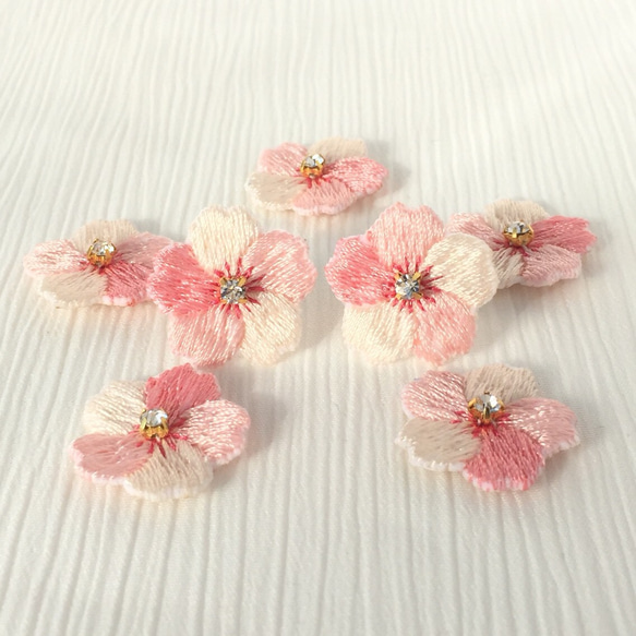 クリックポスト送料無料☆刺繍の桜ピアス/イヤリング 1枚目の画像