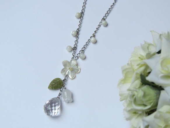 白蝶貝フラワーと水晶のネックレス 1枚目の画像