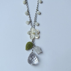 白蝶貝フラワーと水晶のネックレス 3枚目の画像