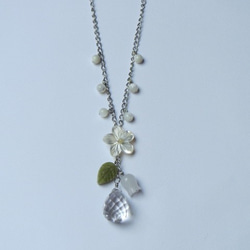 白蝶貝フラワーと水晶のネックレス 4枚目の画像
