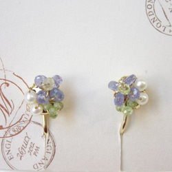 青い花のイヤリング 2枚目の画像