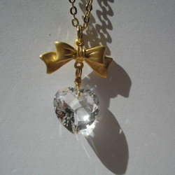 水晶のハートとリボンのネックレス 2枚目の画像