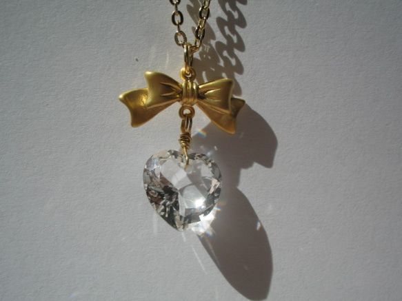 水晶のハートとリボンのネックレス 2枚目の画像