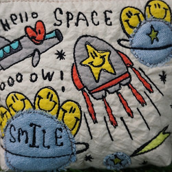 帶角撐板的 Space Smile 刺繡小袋 第3張的照片