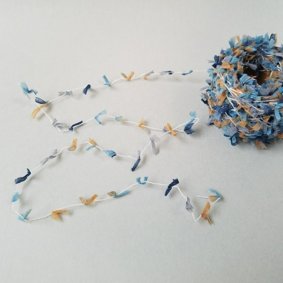 B302「リボンヤーン 森の美術館 白芯(ブルー)」素材糸 2枚目の画像