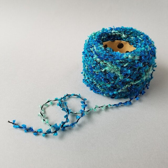 B138「羽ツイストヤーン(ブルー)」素材糸　引き揃え糸　編み糸 1枚目の画像