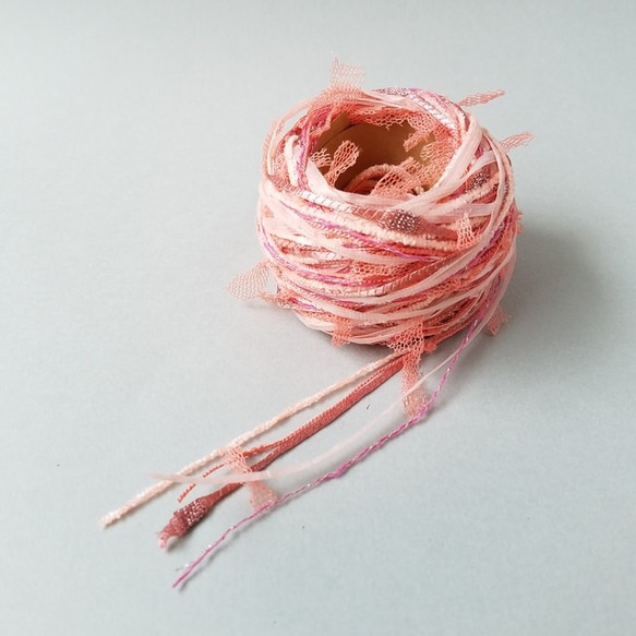 ①「アセロラピンク(2)」素材糸　引き揃え糸 3枚目の画像