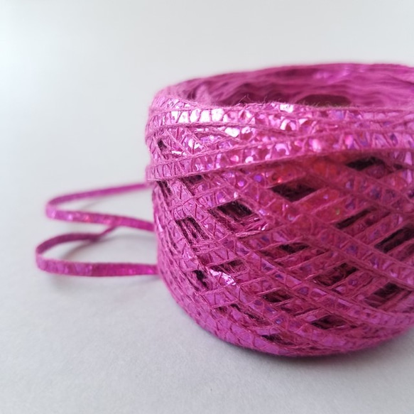 B185「ラメテープヤーン(ピンク)」素材糸　引き揃え糸 1枚目の画像