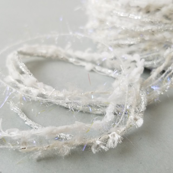②A181「ホワイトオーロラ」素材糸　引き揃え糸 3枚目の画像