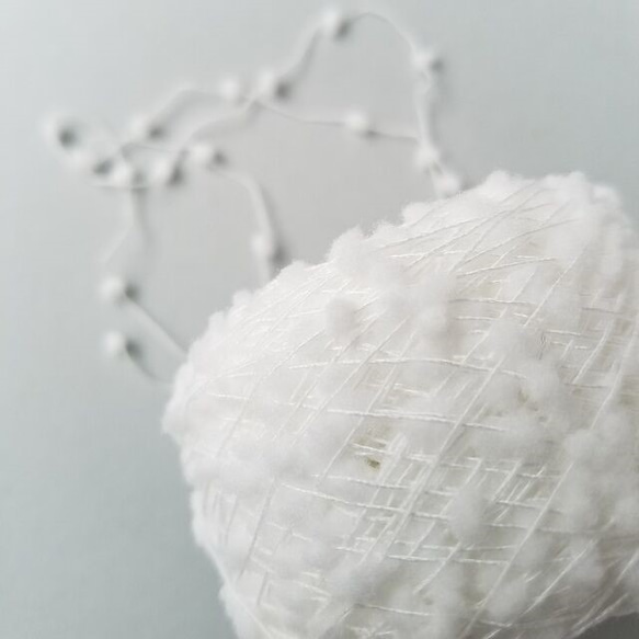 B259「ミニポンポンヤーン(ホワイト)」素材糸　引き揃え糸 3枚目の画像