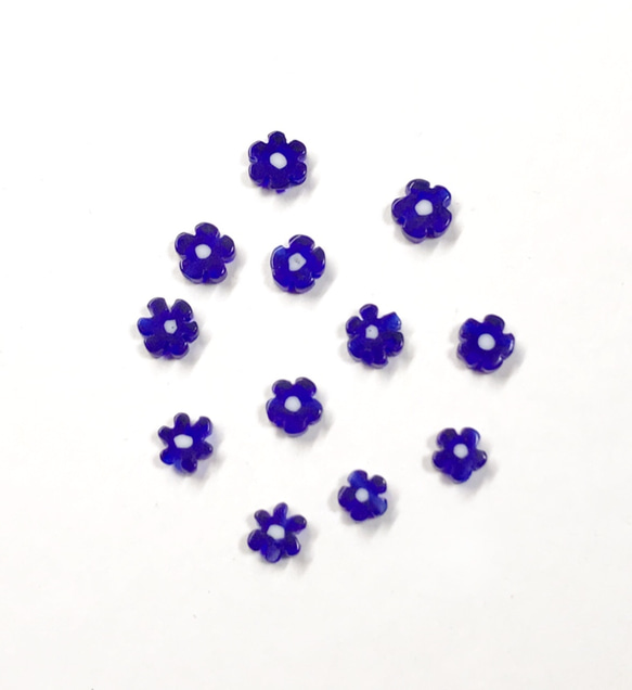 【約4mm～6mm　ネイビー 10個】ミニミニサイズのお花型ベネチアン風 ガラスビーズ ミルフィオリ　ブルー 1枚目の画像