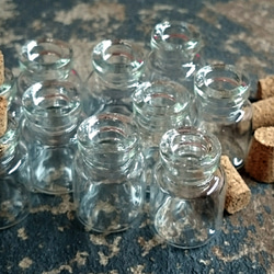 小さなコルク栓のガラス瓶　10個組　アクセサリー　ストラップ　キーホルダーやパーツ保存に 1枚目の画像