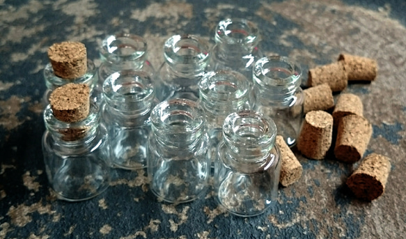 小さなコルク栓のガラス瓶　10個組　アクセサリー　ストラップ　キーホルダーやパーツ保存に 1枚目の画像