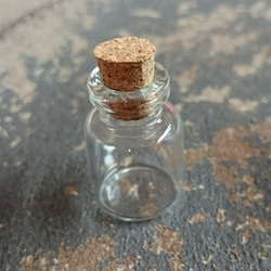 小さなコルク栓のガラス瓶　10個組　アクセサリー　ストラップ　キーホルダーやパーツ保存に 2枚目の画像
