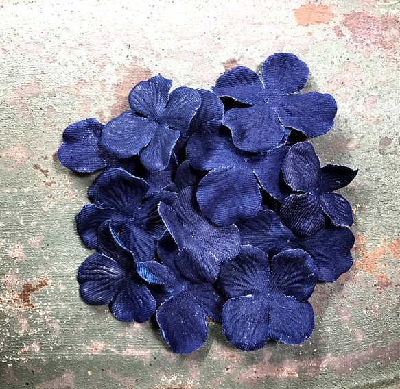 デニムの生地   あじさいの花びら パーツ  濃ブルー 1枚目の画像