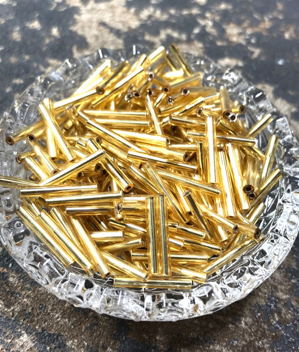 【約380個・約20～22ｇ】長さ約12mm   ケース入り☆シードガラスビーズ  円柱形 ゴールド♡ 2枚目の画像