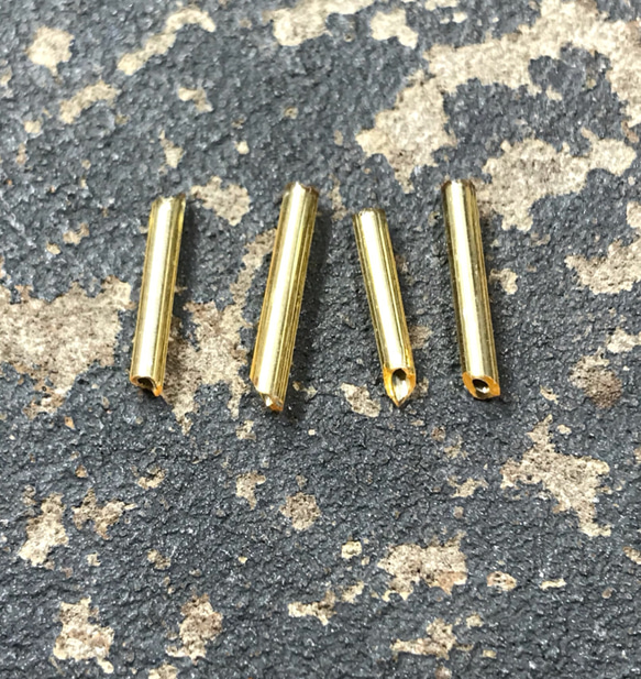 【約380個・約20～22ｇ】長さ約12mm   ケース入り☆シードガラスビーズ  円柱形 ゴールド♡ 3枚目の画像