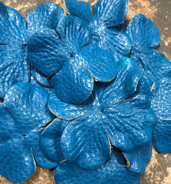 フェイク  レザー   あじさいの花びら パーツ  ブルー 2枚目の画像