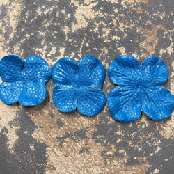 フェイク  レザー   あじさいの花びら パーツ  ブルー 3枚目の画像