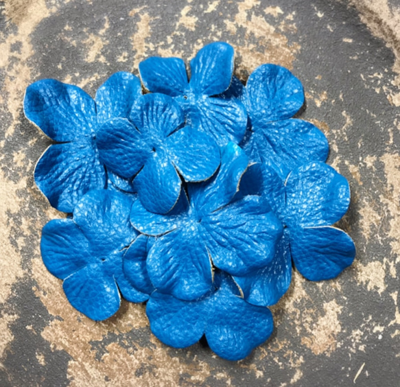 フェイク  レザー   あじさいの花びら パーツ  ブルー 1枚目の画像